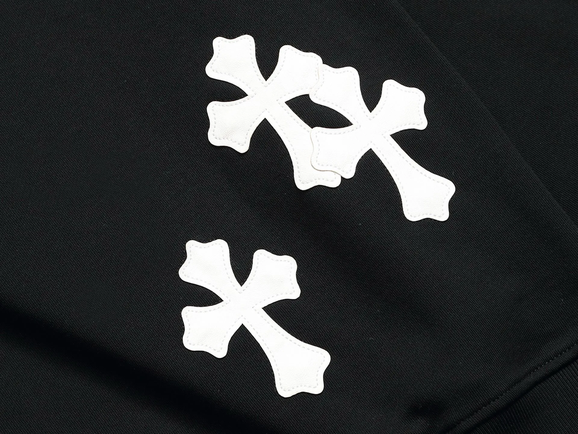 P230 Chrome hearts ch Chrome hearts cross leather embroidered round neck sweatshirt, large version, loose and stylish, low version, slim version, upper body and crotch pull, 100% commitment: top quality, not fast food, the highest version on the market, top quality, 420 grams, 26 custom-dyed double yarn cotton, same style for men and women, complete with three standards. Color: Black White Size: XS-L